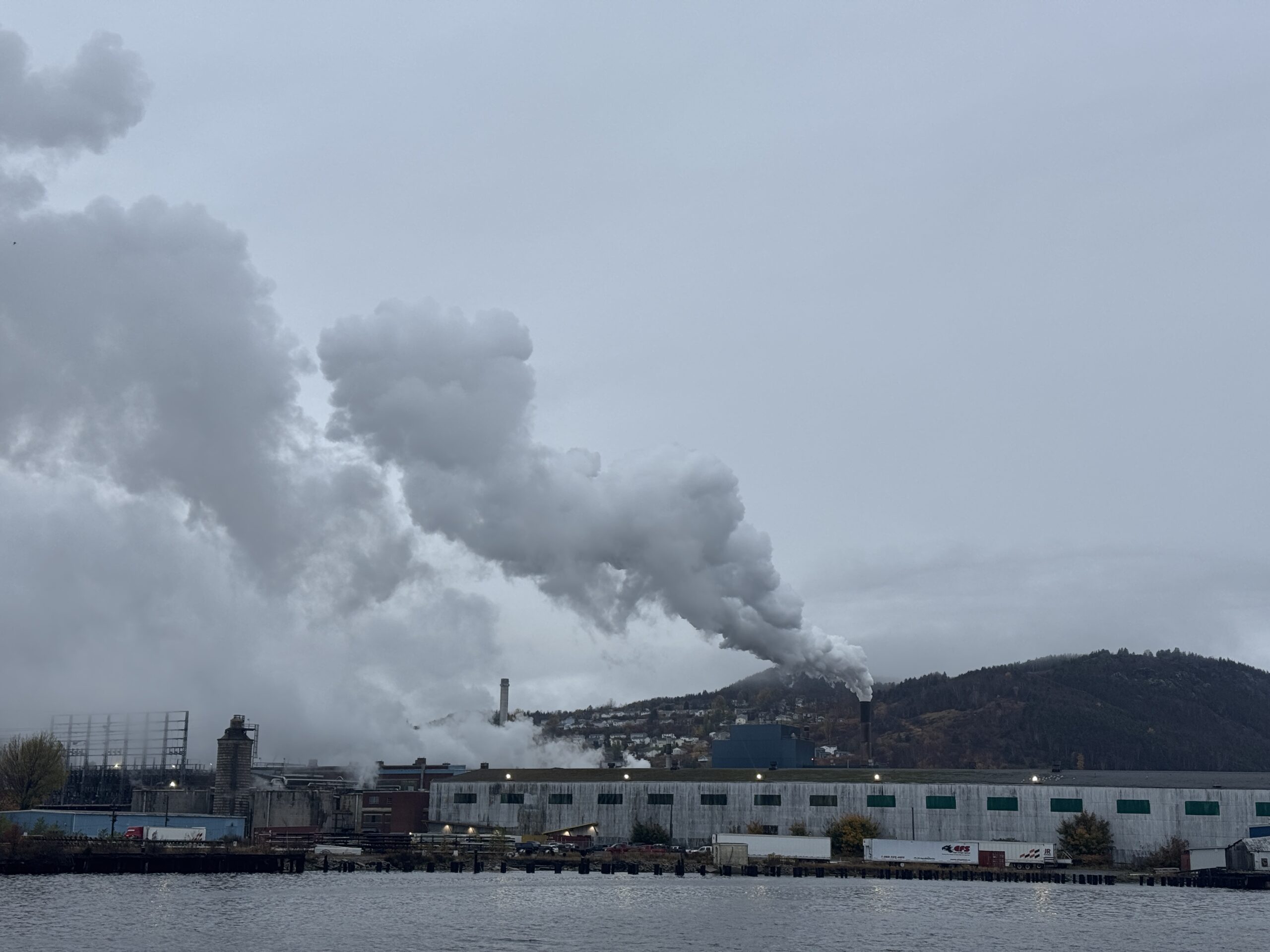 The paper mill in Saguenay. Plumes of smoke billowed out in the leaden sky.